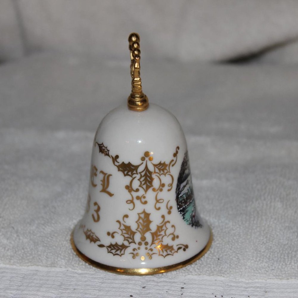 VINTAGE NOEL 1983 GORHAM FINE CHINA CURRIER & IVES CHRISTMAS BELL 3.75” HIGH - Picture 4 of 5